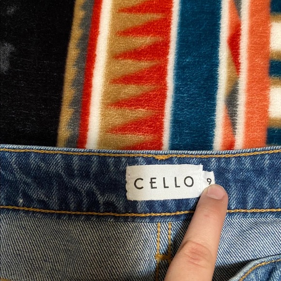 Women’s distressed - Picture 4 of 5